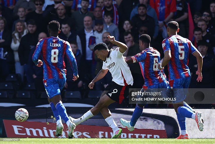 Fulham đấu với Crystal Palace – Cuộc chạm trán đầy hấp dẫn 3 Muniz đoạt bóng ngay trước vòng cấm